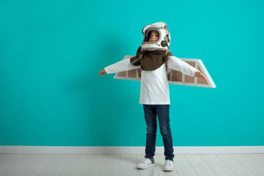 gri arka plan üzerinde poz bir modeli çocuk