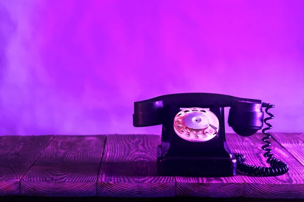 Telefone velho na madeira — Fotografia de Stock