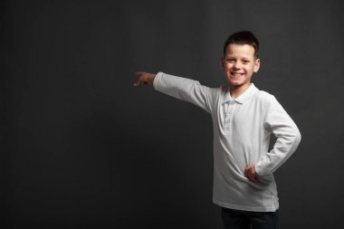 gri arka plan üzerinde poz bir modeli çocuk