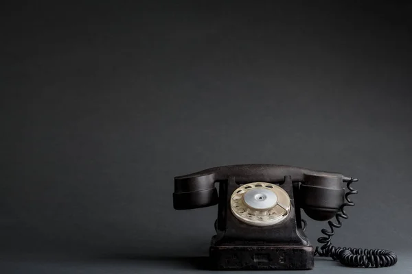 Um telefone antigo nos fundos pretos — Fotografia de Stock