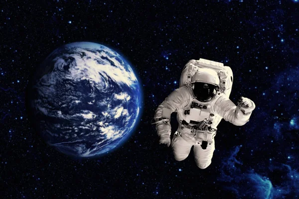 Astronaute survole la terre dans l'espace . — Photo