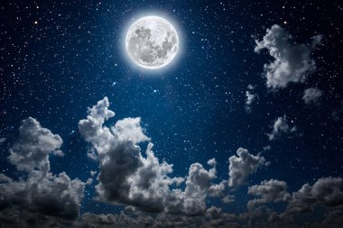 Arkaplan gece gökyüzü yıldızlar, ay ve bulutlarla.