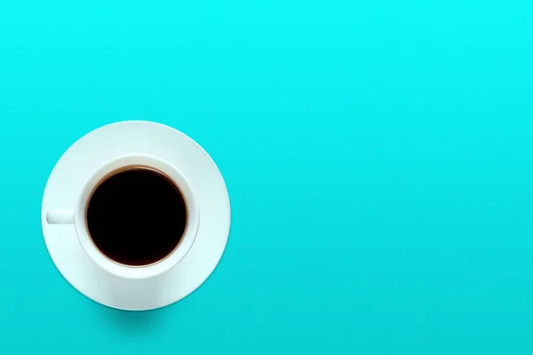 Xícara de café em um fundo de cor turquesa — Fotografia de Stock