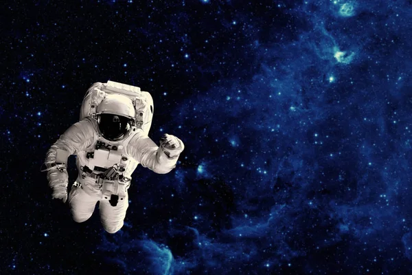 Αστροναύτης πετάει πάνω από τη γη στο διάστημα. — Φωτογραφία Αρχείου