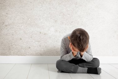 depresyon yerde oturan bir çocuk