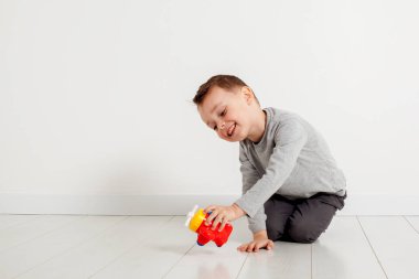 bir çocuk evde bir hava ile oynuyor