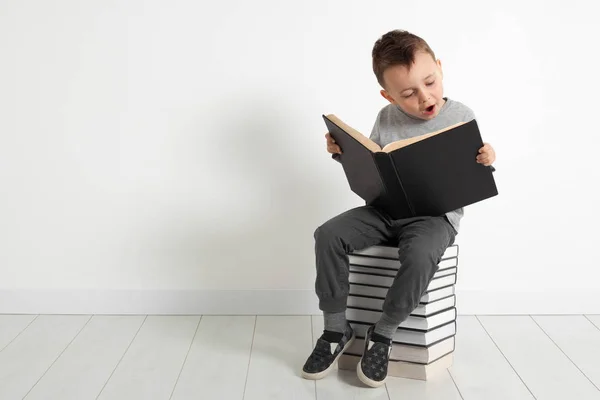 Ett barn läsa en bok om boken — Stockfoto