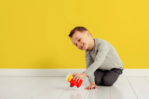 Мальчик играет с воздухом дома — стоковое фото