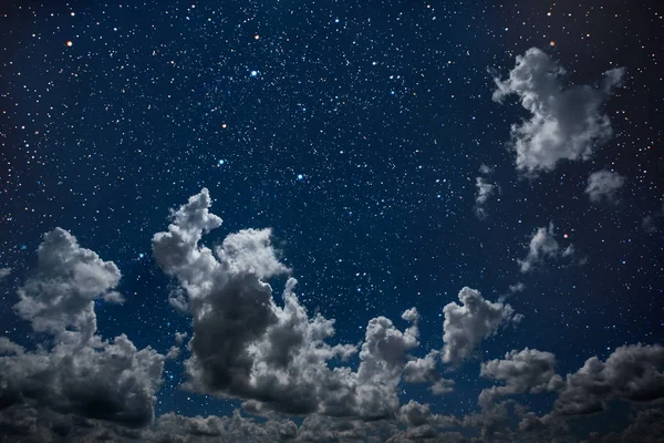 Fundos céu noturno com estrelas e lua e nuvens. — Fotografia de Stock