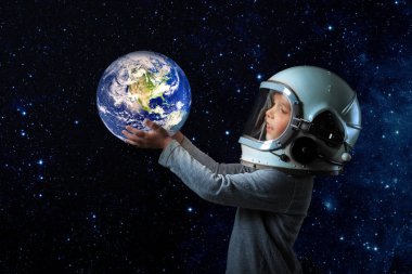 Küçük bir çocuk astronot kaskı takan bir astronot olduğunu hayal ediyor.. 