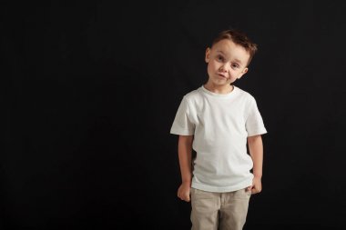 gri arka plan üzerinde poz bir modeli çocuk