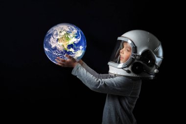 Küçük bir çocuk astronot kaskı takan bir astronot olduğunu hayal ediyor.. 