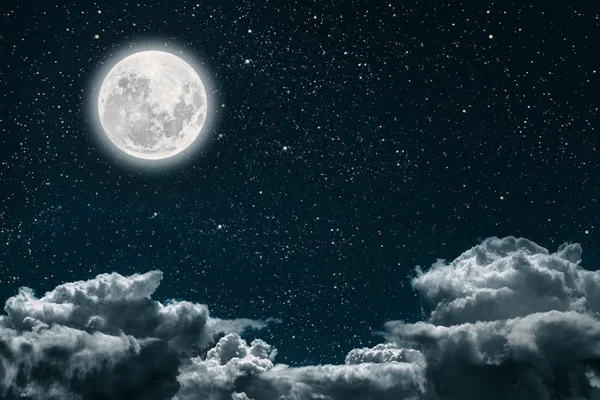 Een achtergrond nachtelijke hemel met sterren en maan en wolken. — Stockfoto