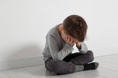 depresyon yerde oturan bir çocuk