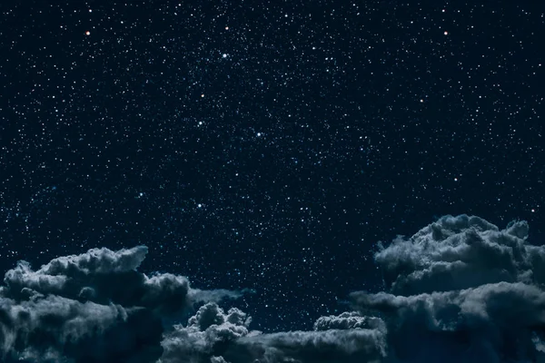 星と月と雲を持つ背景の夜空. — ストック写真