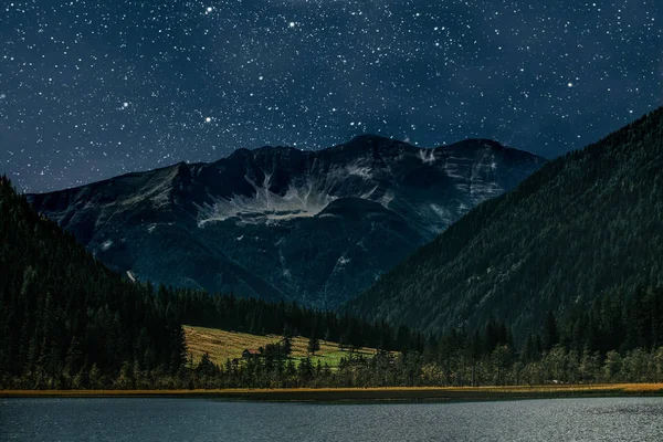 Montaña. fondos cielo nocturno con estrellas y luna y nubes. — Foto de Stock