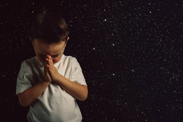 Dítě se modlí k Bohu, aby si ruce — Stock fotografie