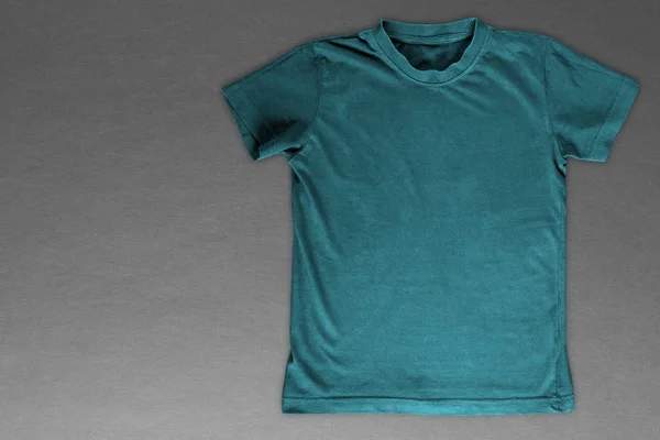 Una camiseta negra para la publicidad sobre un fondo gris —  Fotos de Stock