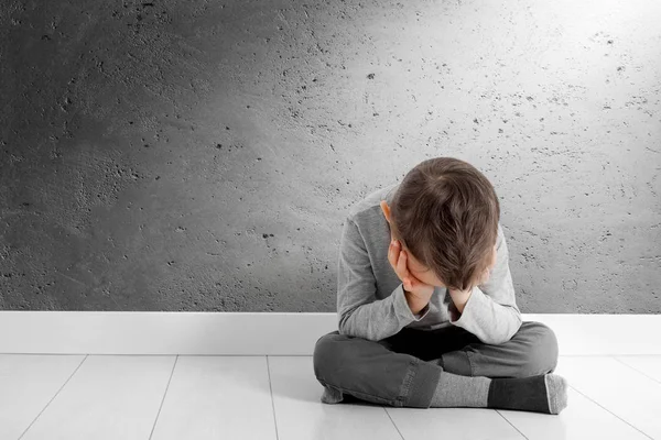 A child whose depression is sitting on the floor — Stock Photo, Image