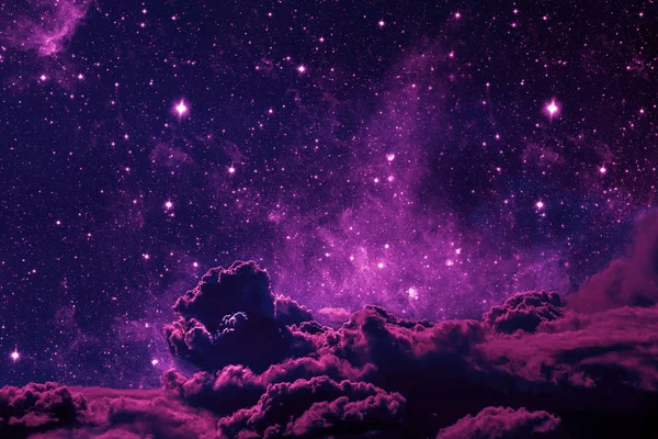 Hátterek éjszakai ég csillagokkal, holddal és felhőkkel. — Stock Fotó