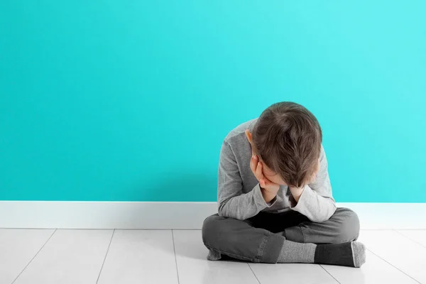 Uma criança cuja depressão está sentada no chão — Fotografia de Stock