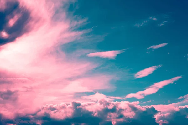 Un fondo de la naturaleza. nubes de coral sobre cielo turquesa — Foto de Stock