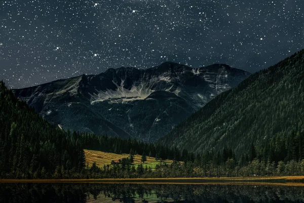 Montagna. sfondi cielo notturno con stelle e luna e nuvole. — Foto Stock