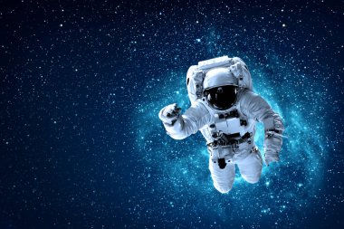astronot uzayda dünya üzerinde uçar