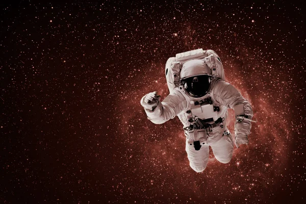 Astronauten flyger över jorden i rymden. Violett färg. — Stockfoto