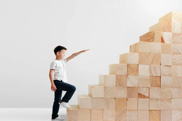 Büyüme iş konsepti. kariyer merdiveni tırmanma genç işadamı — Stok fotoğraf