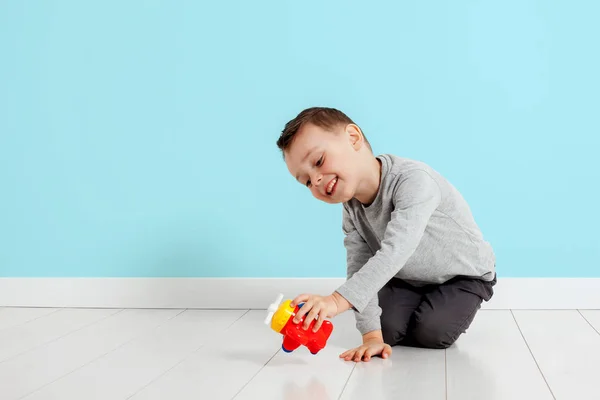 Мальчик играет с воздухом дома — стоковое фото