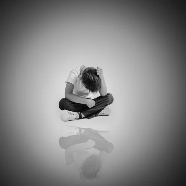 A child whose depression is sitting on the floor — Stock Photo, Image