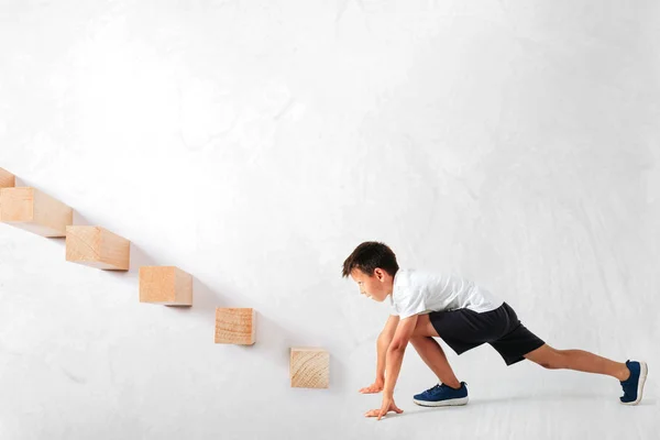 Büyüme iş konsepti. kariyer merdiveni tırmanma genç işadamı — Stok fotoğraf