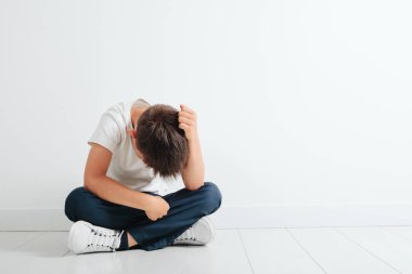 depresyon yerde oturan bir çocuk