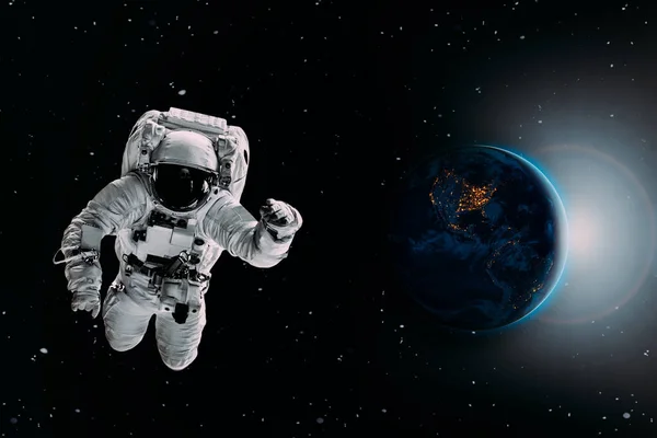 Astronauta vuela sobre la tierra en el espacio . — Foto de Stock