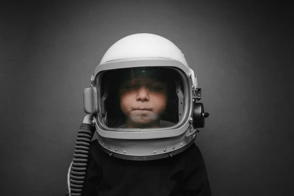 Un petit enfant veut piloter un avion avec un casque d'avion — Photo