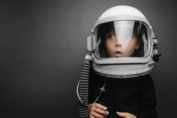 Un petit enfant veut piloter un avion avec un casque d'avion — Photo