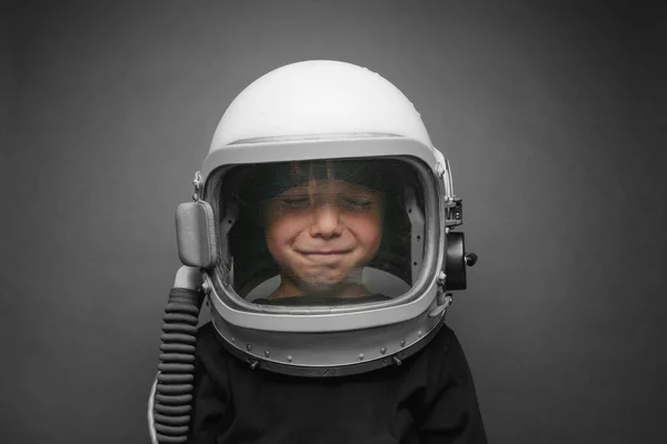 Niño pequeño quiere volar un avión con un casco de avión —  Fotos de Stock