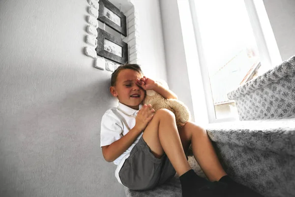 Criança cuja depressão está sentada no chão — Fotografia de Stock