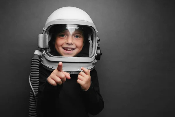 Маленький ребенок хочет управлять самолетом в шлеме самолета — стоковое фото
