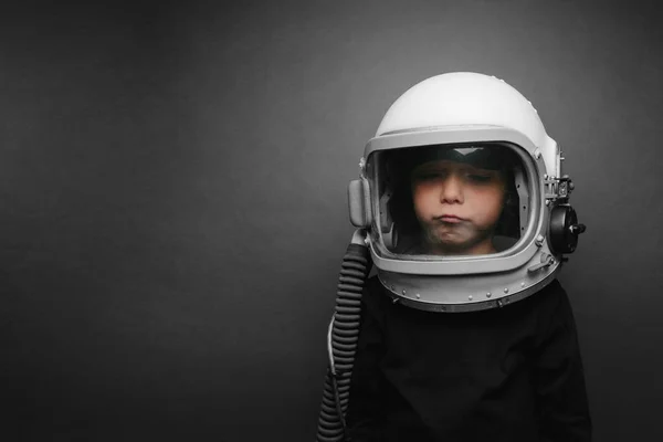 Un petit enfant veut piloter un avion avec un casque d'avion — Photo