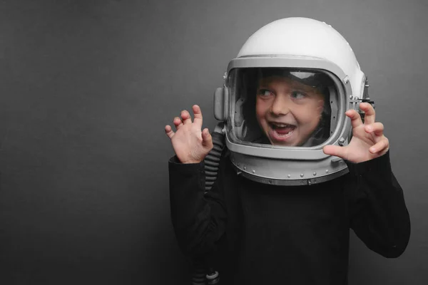 Un petit enfant veut piloter un avion avec un casque d'avion — Photo