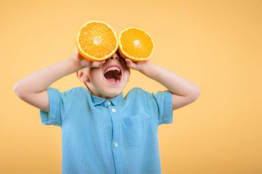 Mutlu şirin çocuk siyah arka plan duvarında çöreklerle oynarken eğleniyor. Bir çocuğun parlak fotoğrafı.. 