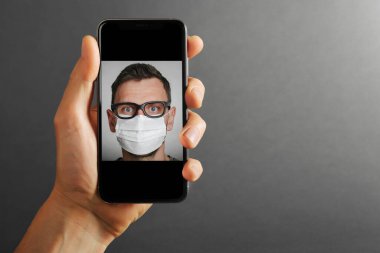 Gri arka planda reklam için cep telefonu tableti hazır.