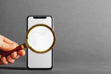 Gri arka planda reklam için cep telefonu tableti hazır.