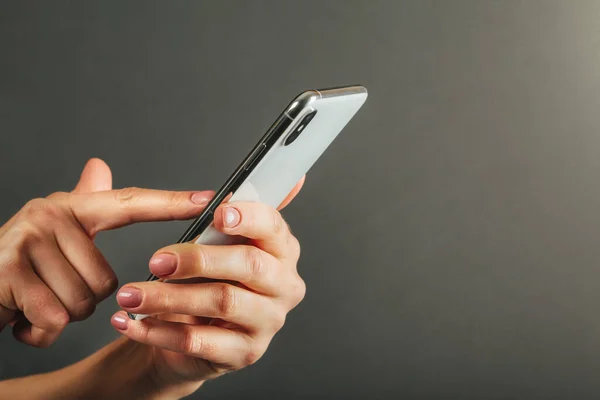 Tablet Celular Mão Para Propaganda Nos Fundos Cinzentos — Fotografia de Stock