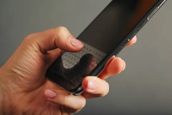 Gri Arka Planda Reklam Için Cep Telefonu Tableti Hazır — Stok fotoğraf