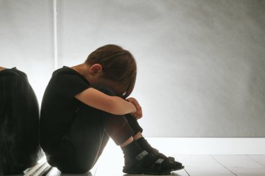 Depresyonu yerde oturan çocuk