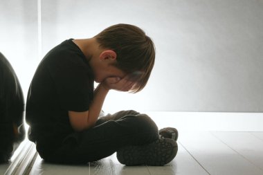Depresyonu yerde oturan çocuk