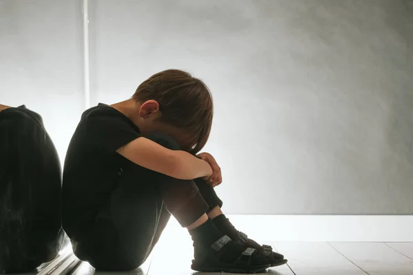 Criança Cuja Depressão Está Sentada Chão — Fotografia de Stock